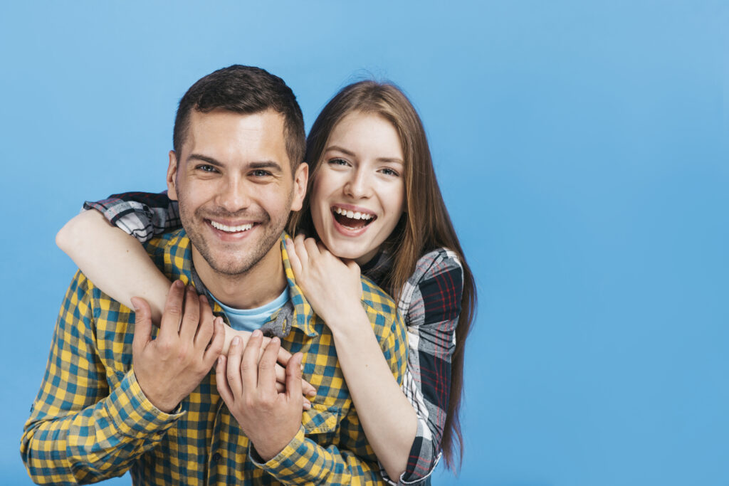 szczęśliwa para przytula się