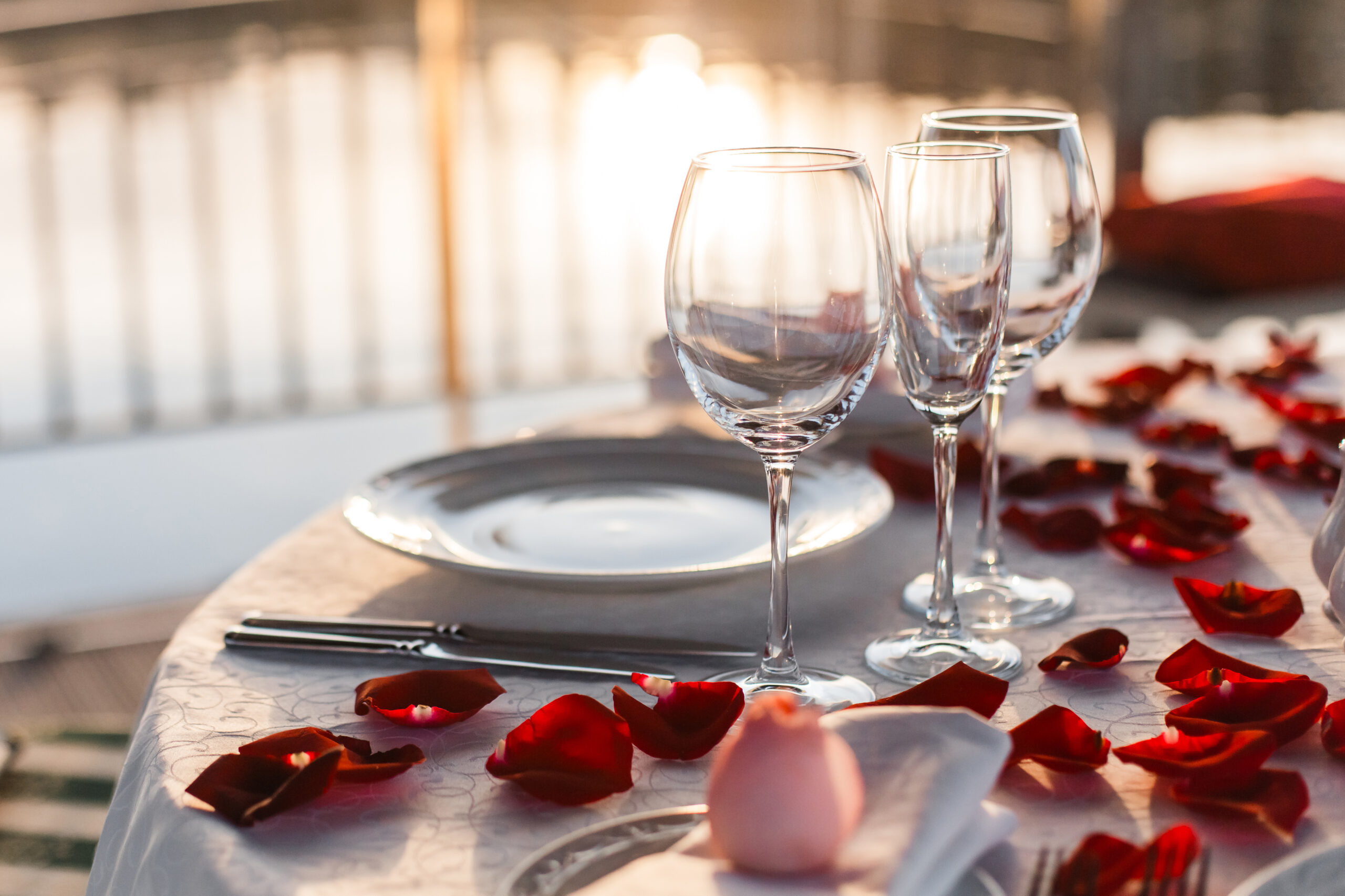 kolacja, romantyczna randka, płatki róż