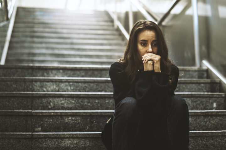 kobieta siedząca na schodach, smutek, strach, depresja, niepewność