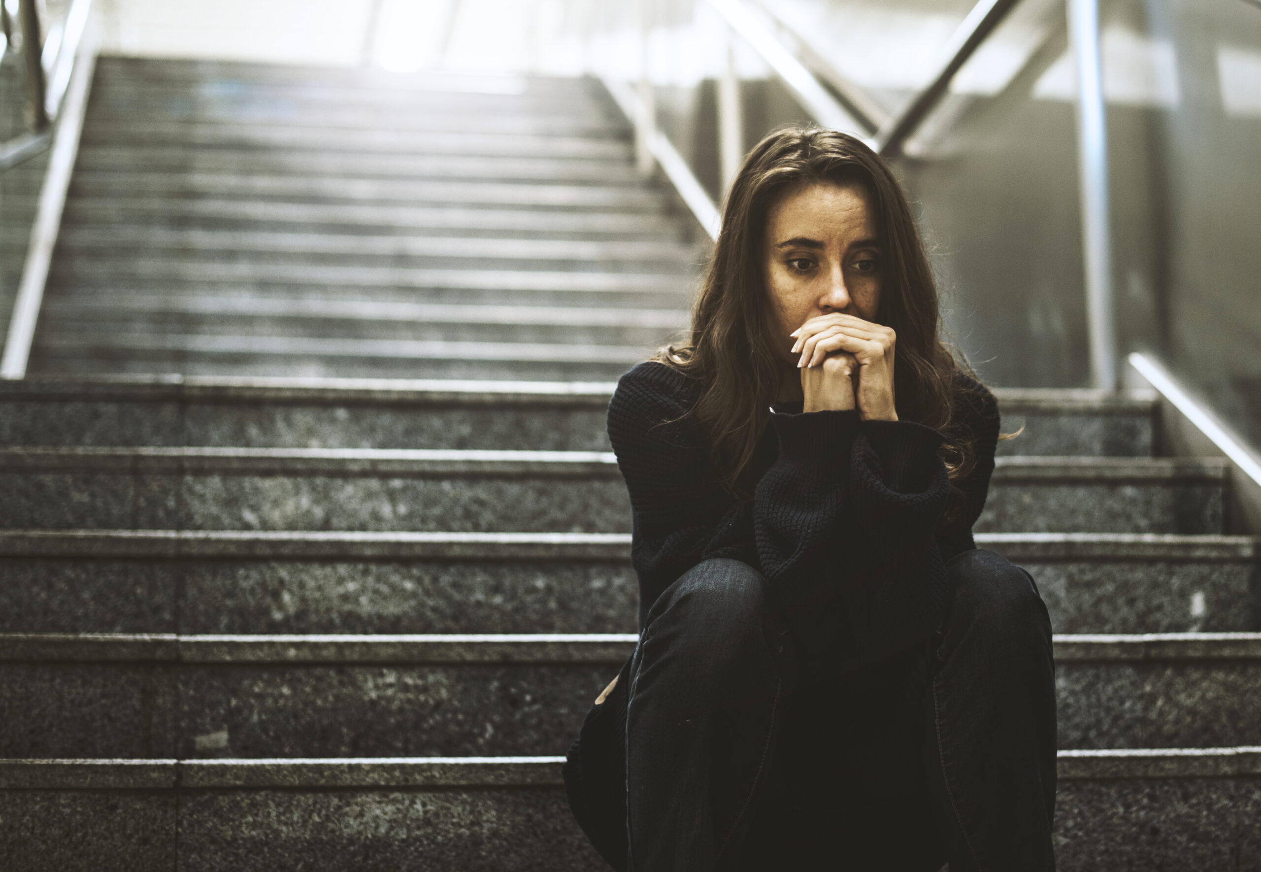 kobieta siedząca na schodach, smutek, strach, depresja, niepewność